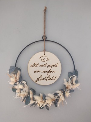 https://woelkchen.nrw/Shop/Familie-Freunde/artikel_Metallhoop-mit-Holzschild-Wunschspruch-mit-Trockenblumen_25.html